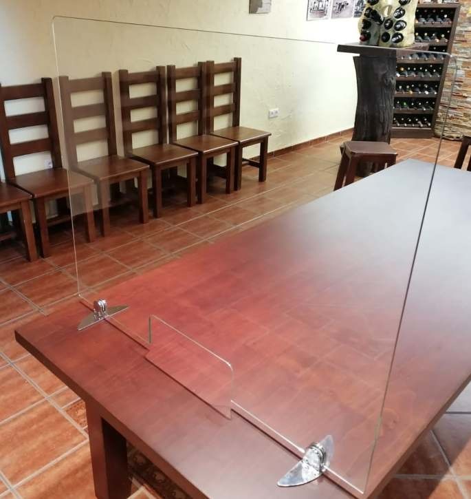 Mampara protección sobremesa central cristal templado con ventana inferior