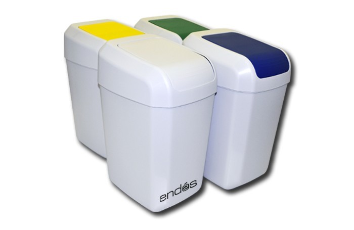 Cubos de basura de color blanco con tapas de diferentes colores para la clasificación de los residuos. Modelo: CUB925