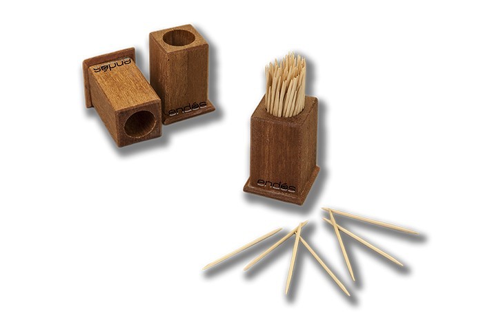Palillero fabricado en madera de pino lacado. Modelo: DPM001