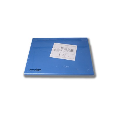Tabla de corte de color azul, fabricada en polietileno biselada y cepillada con tacos antideslizantes