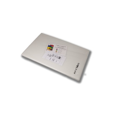 Tabla de corte de color blanco, fabricada en polietileno biselada y cepillada con tacos antideslizantes. Modelo: PCH008