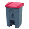 PAPELERA PEDAL 68 L. ABS CUBO GRIS. TAPA EN ROJO.