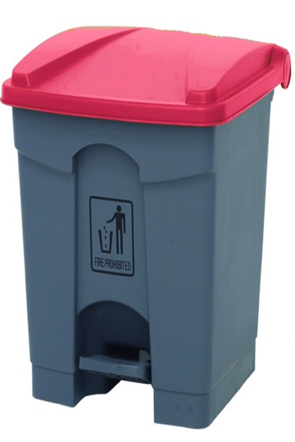 Papelera cuadrada con pedal marca jami. Papelera pedal 68 l. abs cubo gris. tapa en rojo.