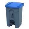 PAPELERA PEDAL 68 L. ABS CUBO GRIS. TAPA EN AZUL.