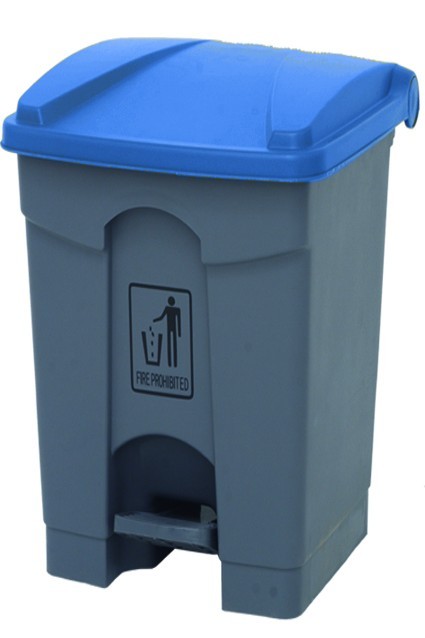 Papelera cuadrada con pedal marca jami. Papelera pedal 68 l. abs cubo gris. tapa en azul.