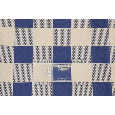 Mantel 100x100 de papel satinado 40 gr decorado con cuadros de color azul y blanco. Modelo: MAR906