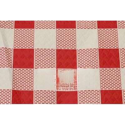 Mantel 100x100 de papel satinado 40 gr decorado con cuadros de color rojo y blanco. Modelo: MAR904