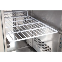 Bajo mostrador frigorífico. Mostrador frigorífico GN Polar Serie U 3 puertas 700mm peto