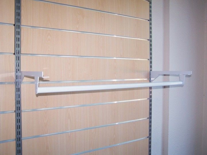 Perchero pintado para estante de madera.
